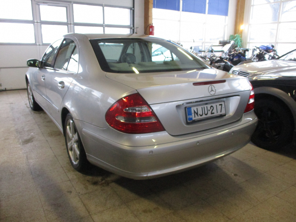 MERCEDES-BENZ E 2002