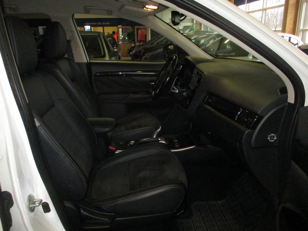 MITSUBISHI Outlander PHEV 2016