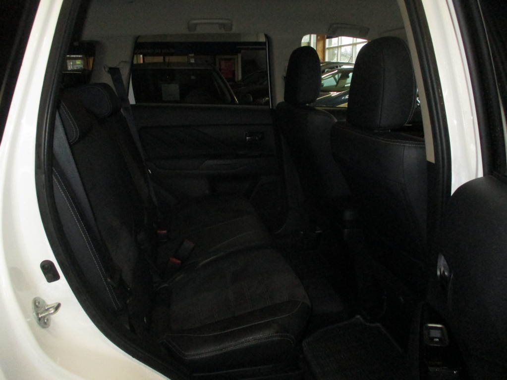 MITSUBISHI Outlander PHEV 2016