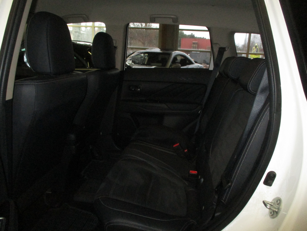 MITSUBISHI Outlander PHEV 2016