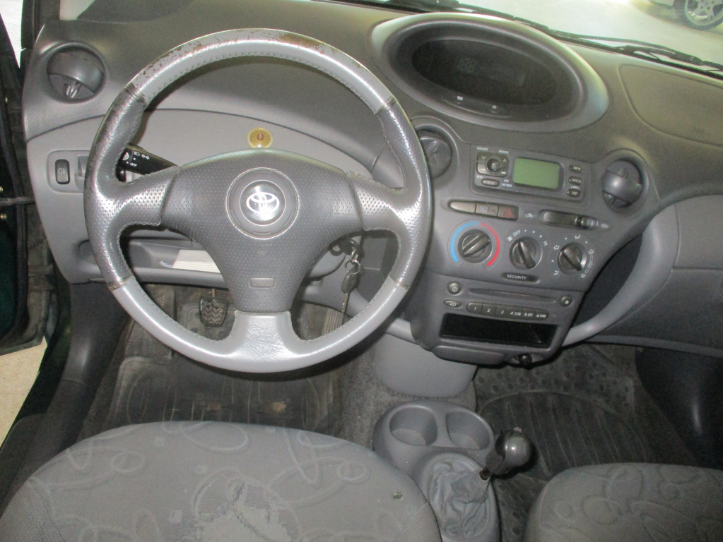 TOYOTA Yaris 2001