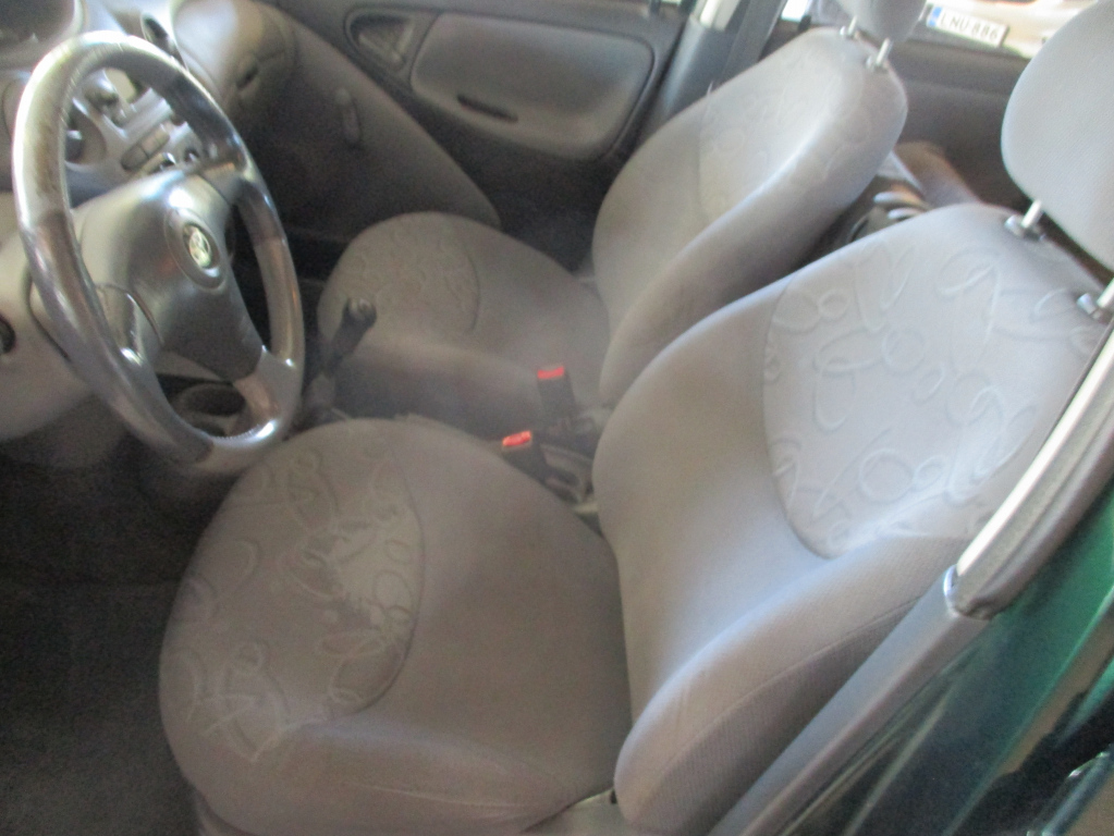TOYOTA Yaris 2001
