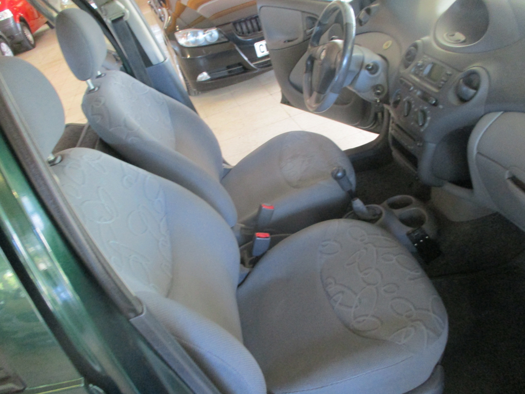 TOYOTA Yaris 2001