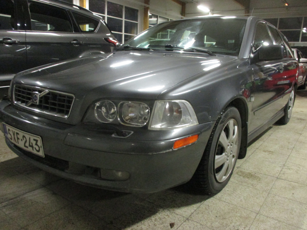 VOLVO V40 2004