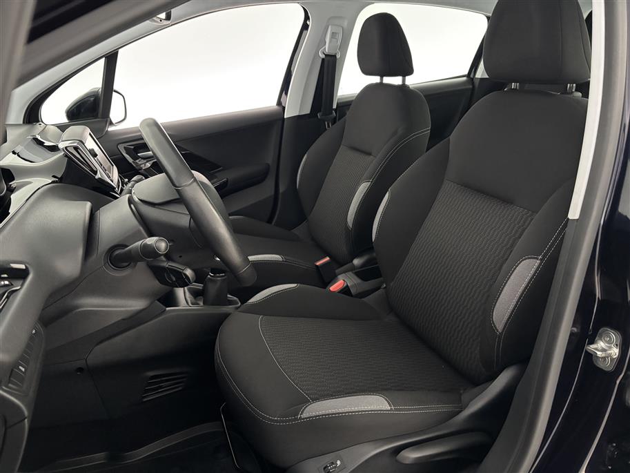 PEUGEOT 208 2015