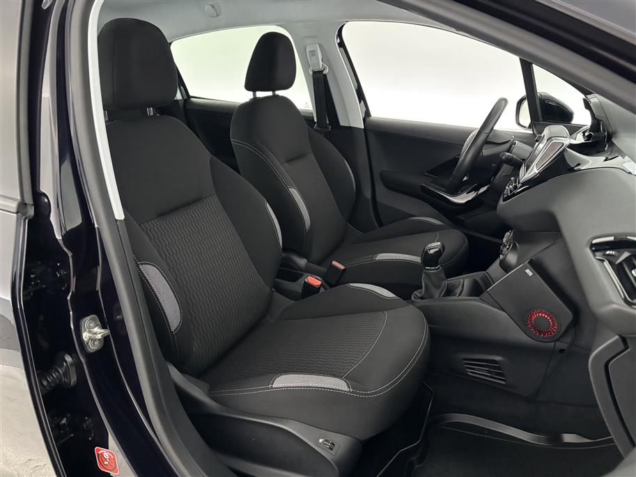 PEUGEOT 208 2015