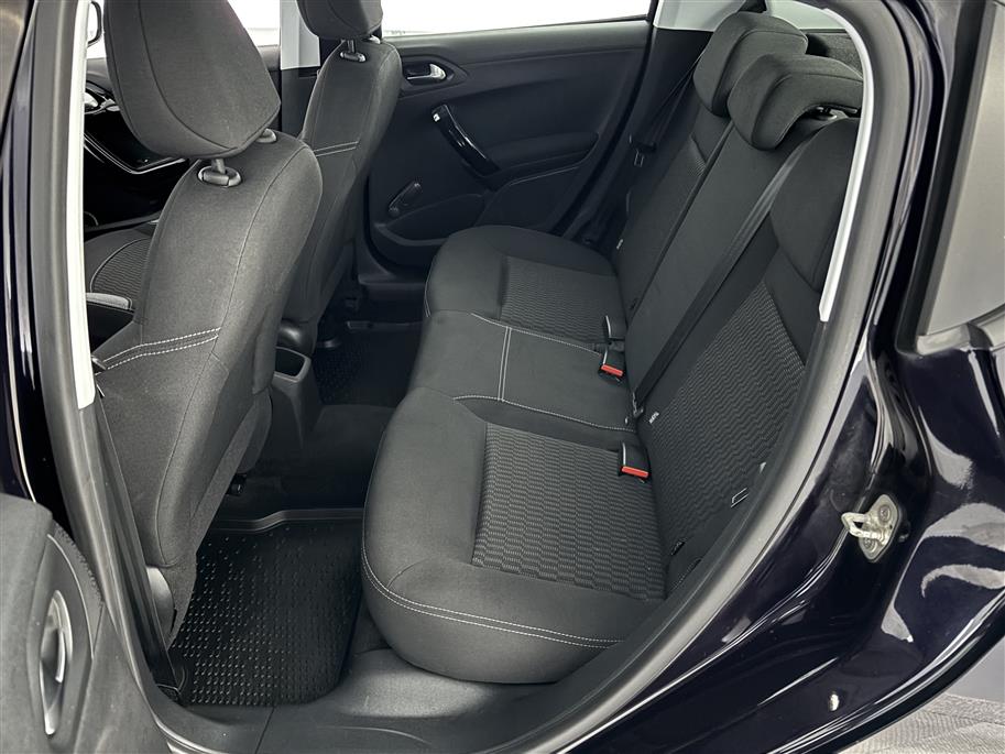 PEUGEOT 208 2015