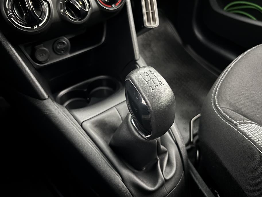 PEUGEOT 208 2015