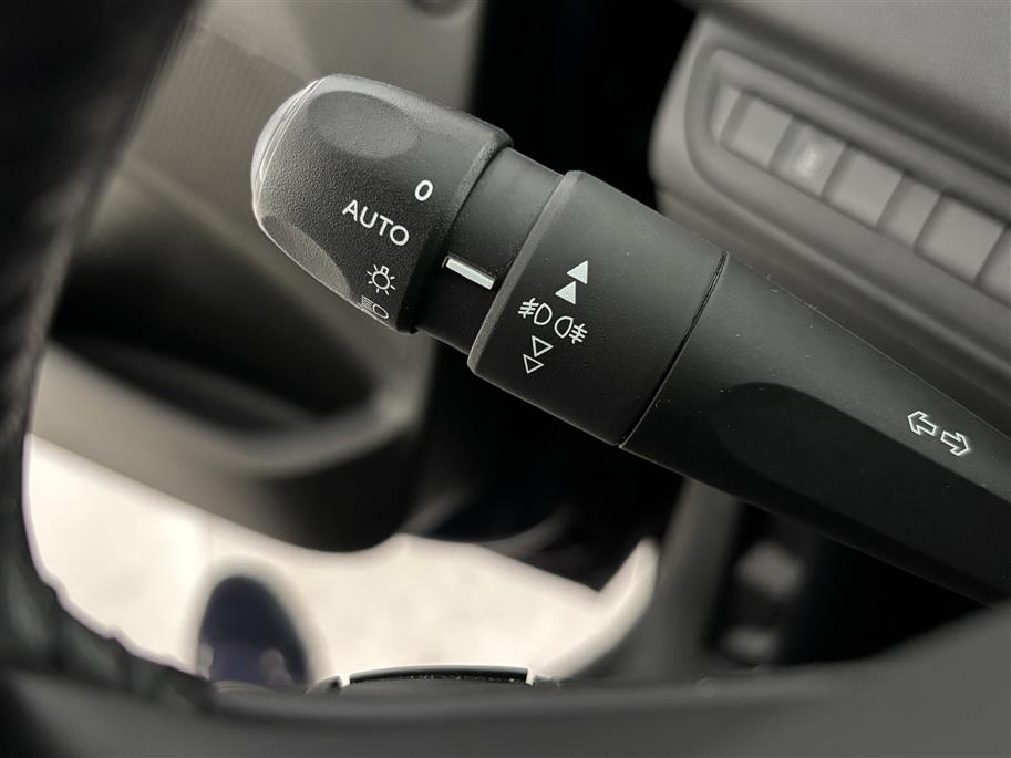 PEUGEOT 208 2015