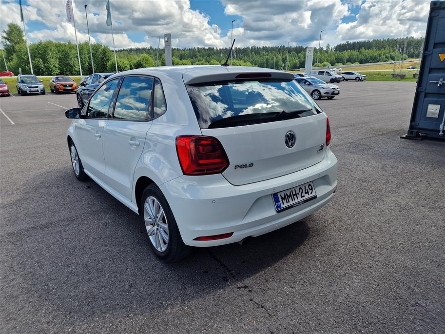VOLKSWAGEN Polo 2015