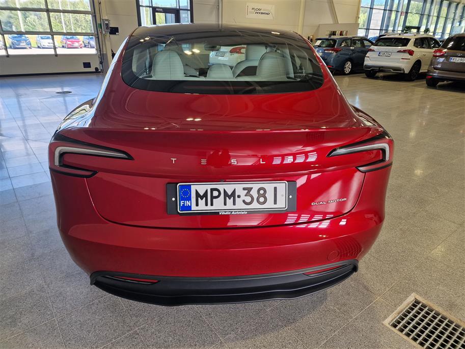 TESLA Model 3 2024