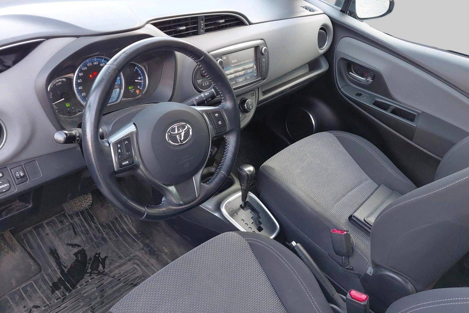 TOYOTA Yaris 2016