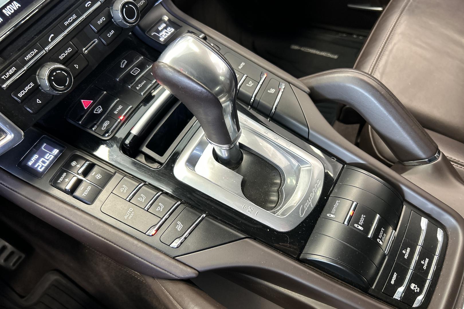PORSCHE Cayenne 2015