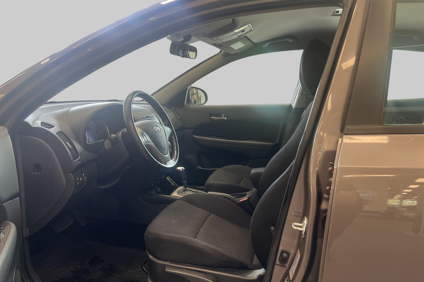 HYUNDAI i30 2011