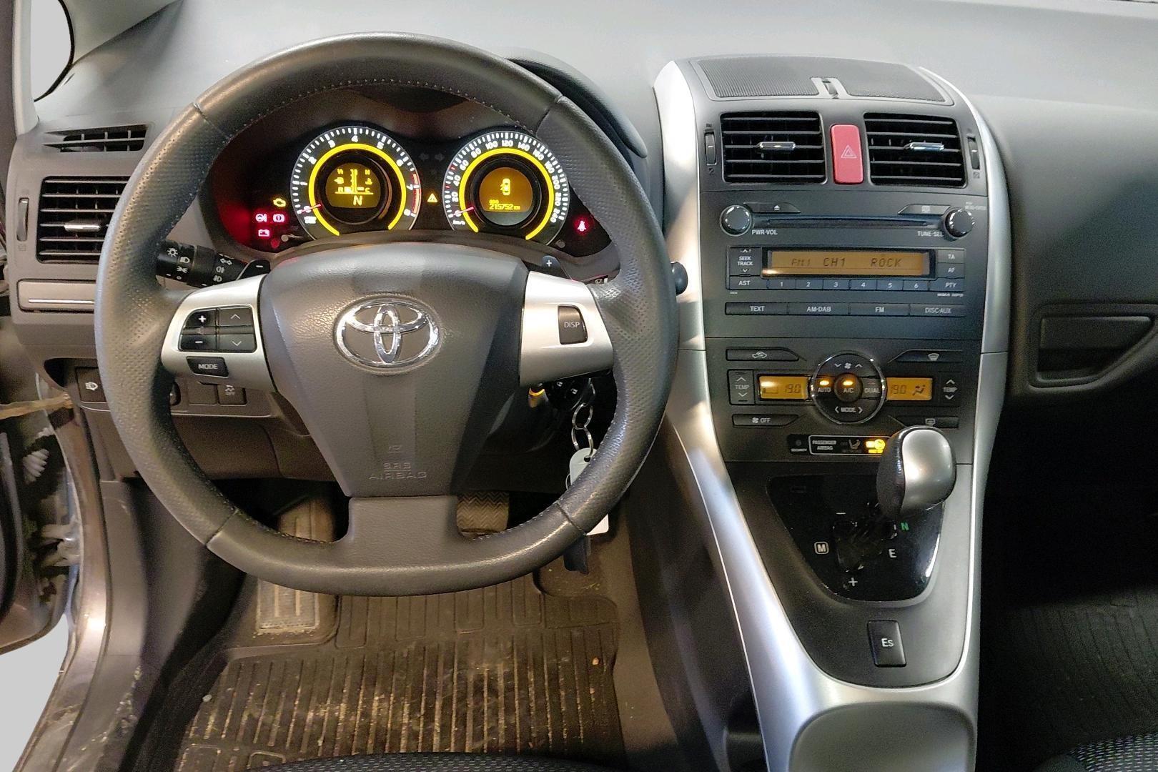 TOYOTA Auris 2011