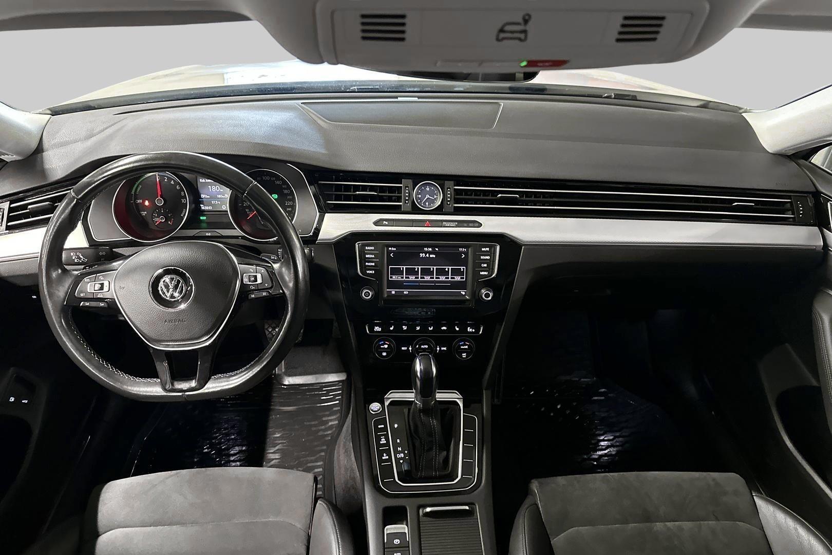 VOLKSWAGEN Passat 11