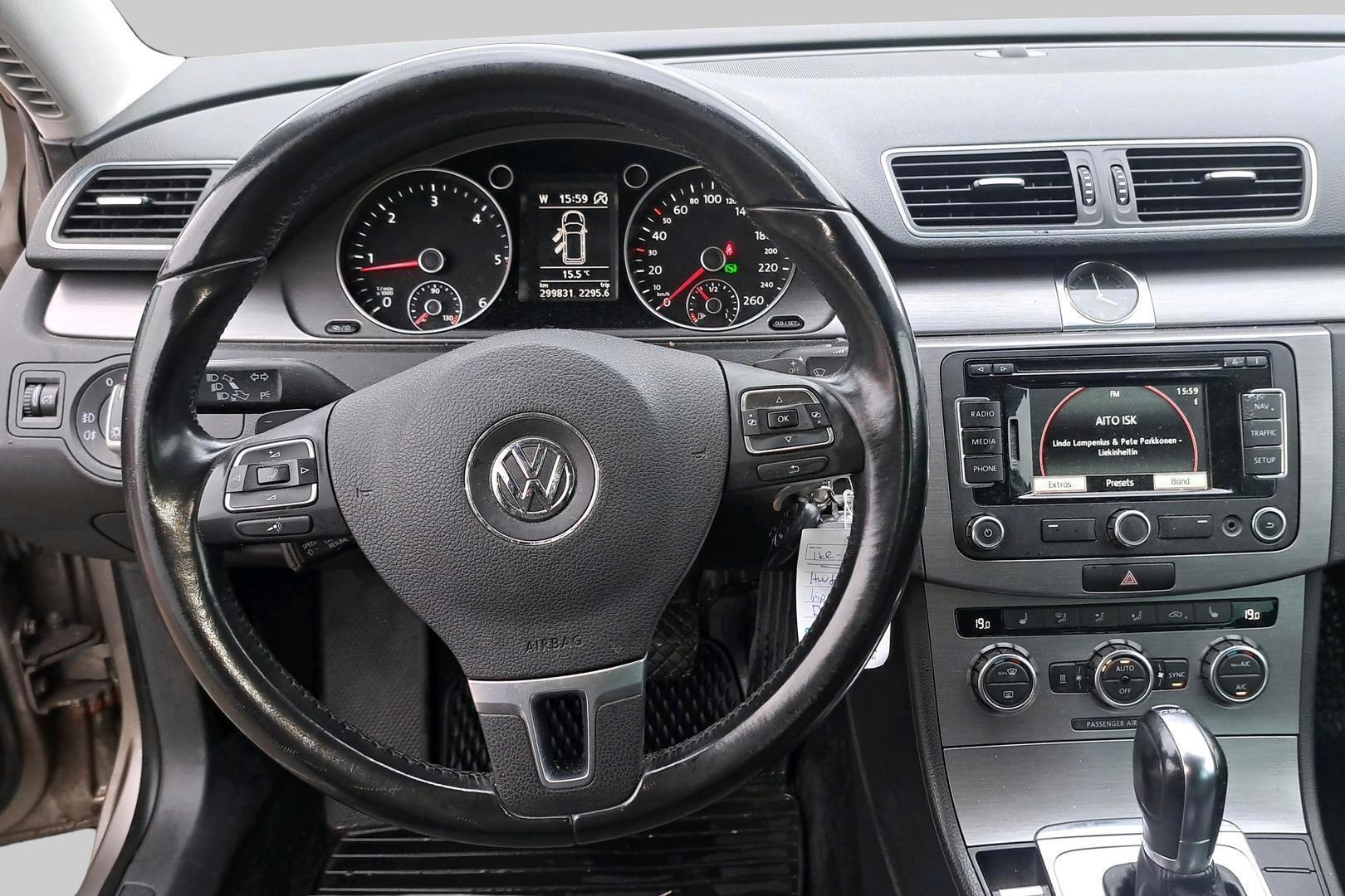 VOLKSWAGEN Passat 2012