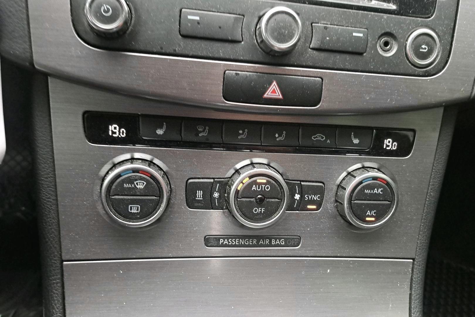 VOLKSWAGEN Passat 2012