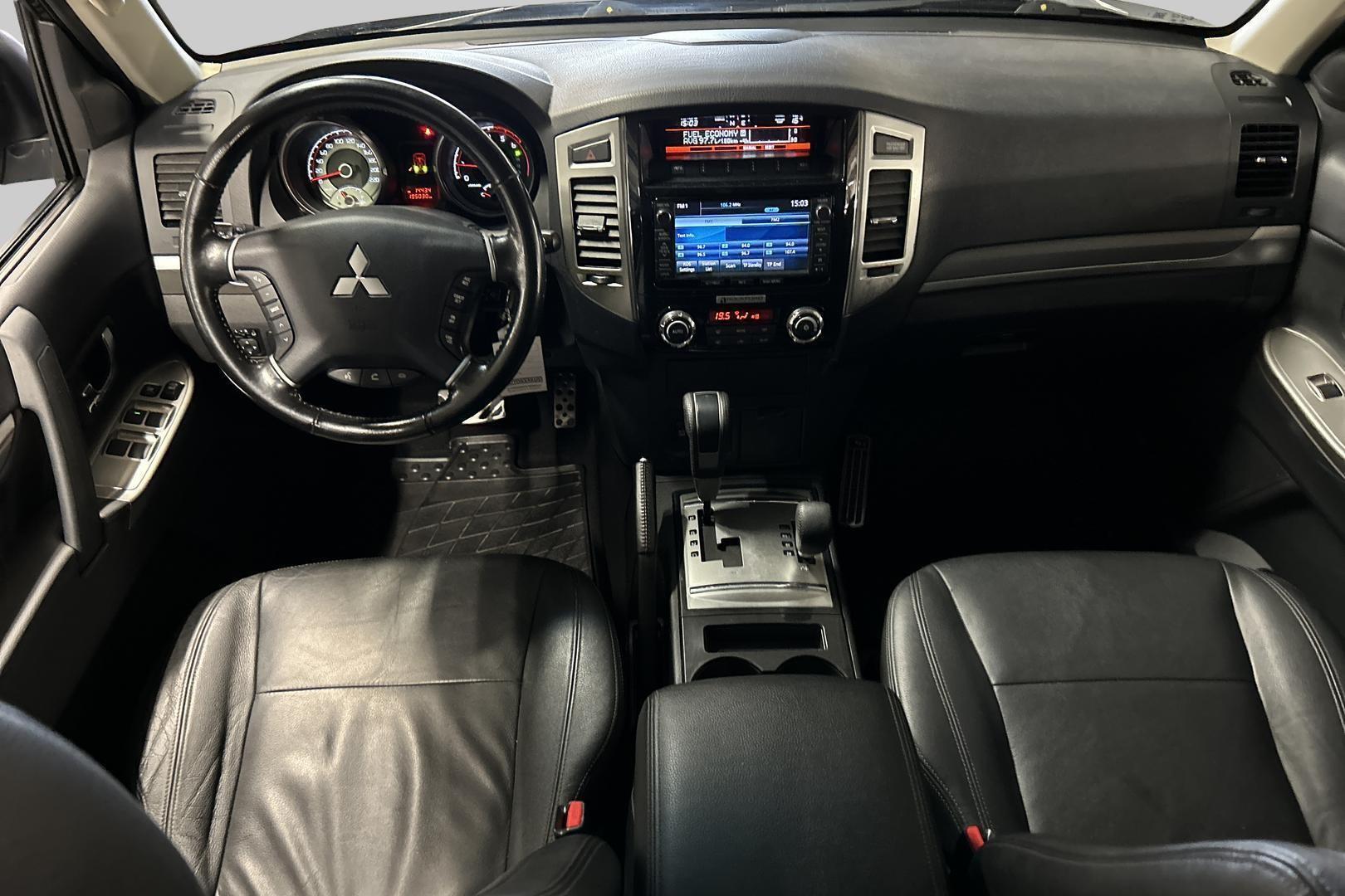 MITSUBISHI Pajero 2016