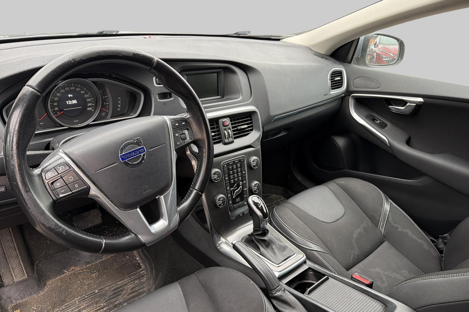 VOLVO V40 2016