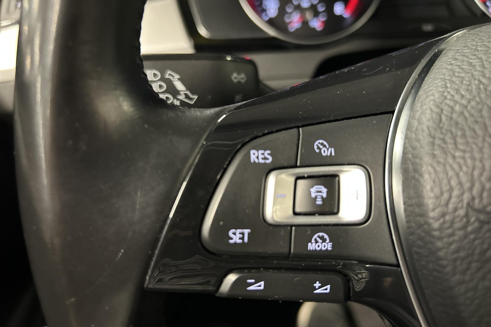 VOLKSWAGEN Passat 25