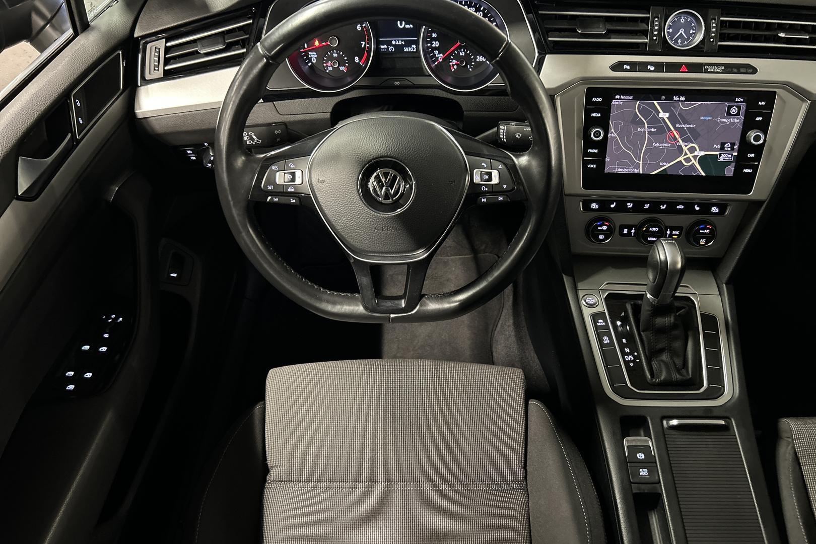 VOLKSWAGEN Passat 31