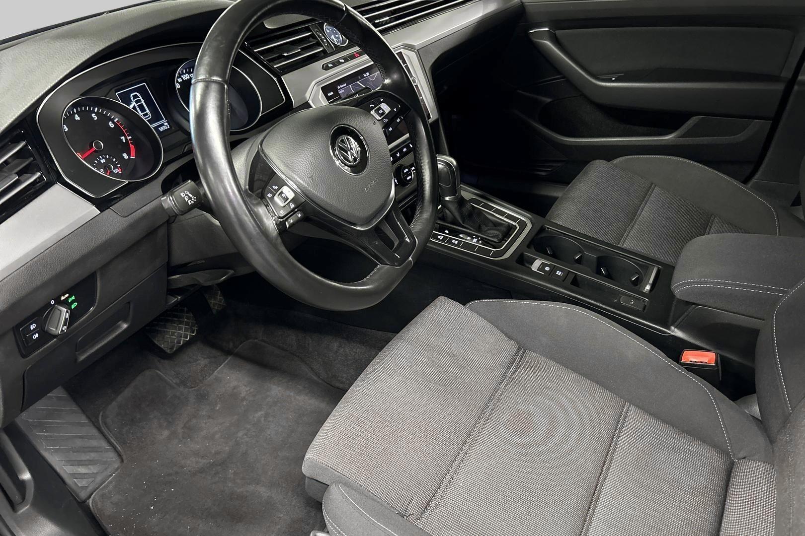 VOLKSWAGEN Passat 9