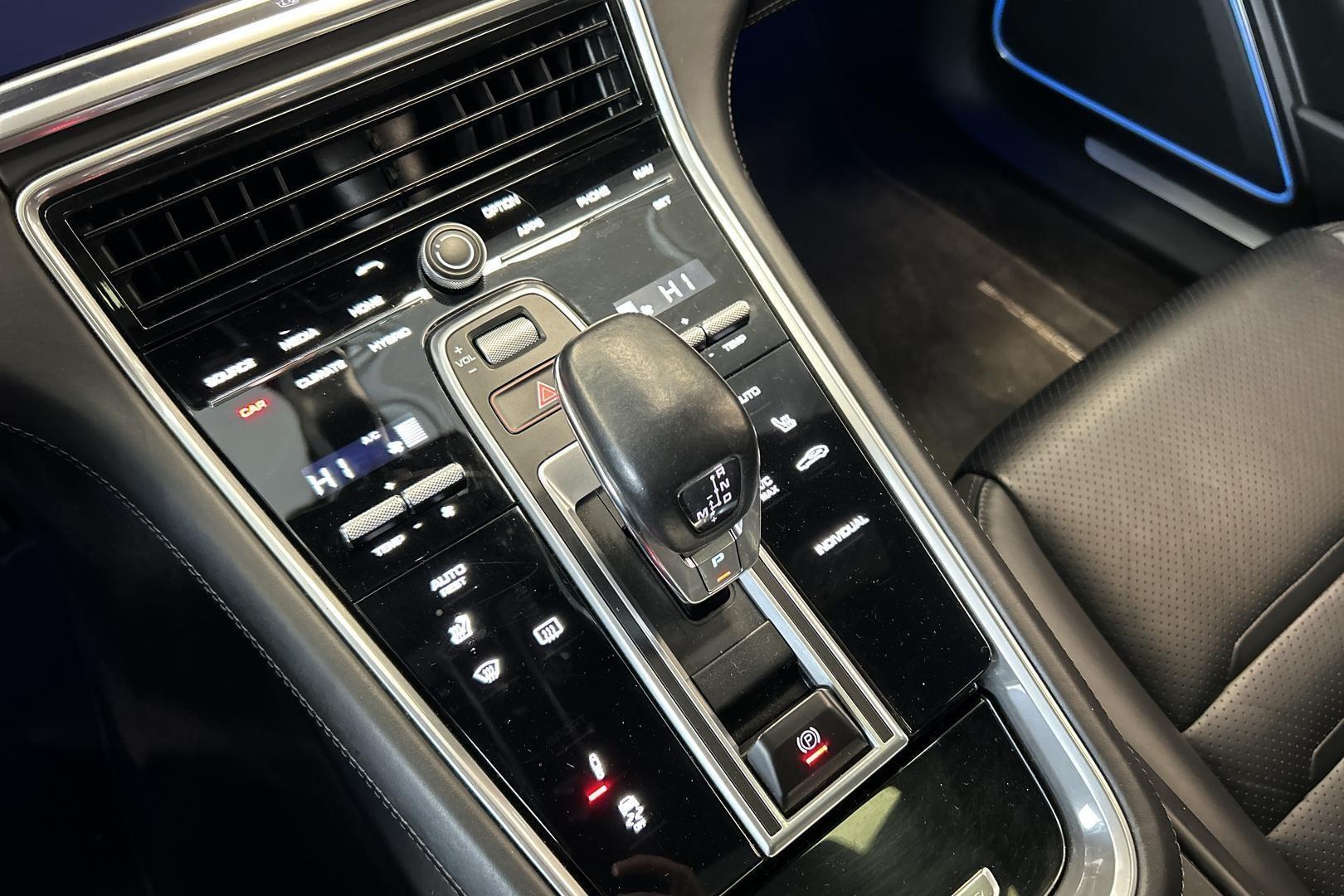 PORSCHE Panamera 2018