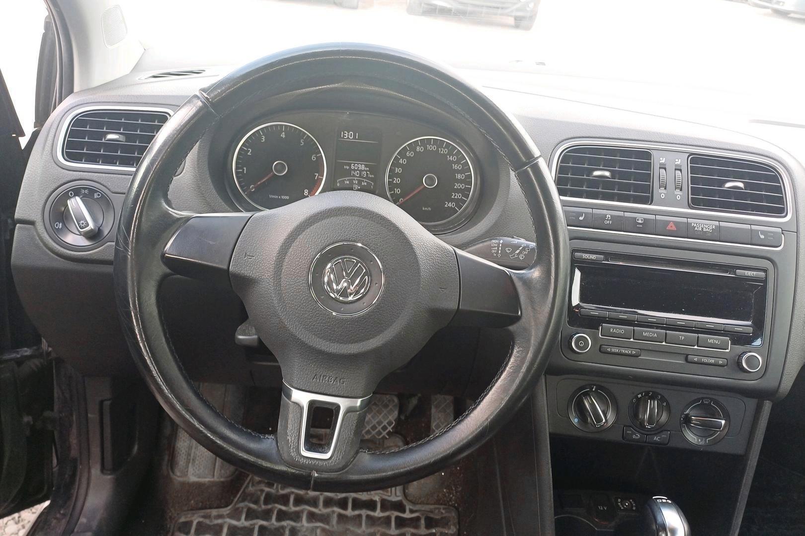 VOLKSWAGEN Polo 2012