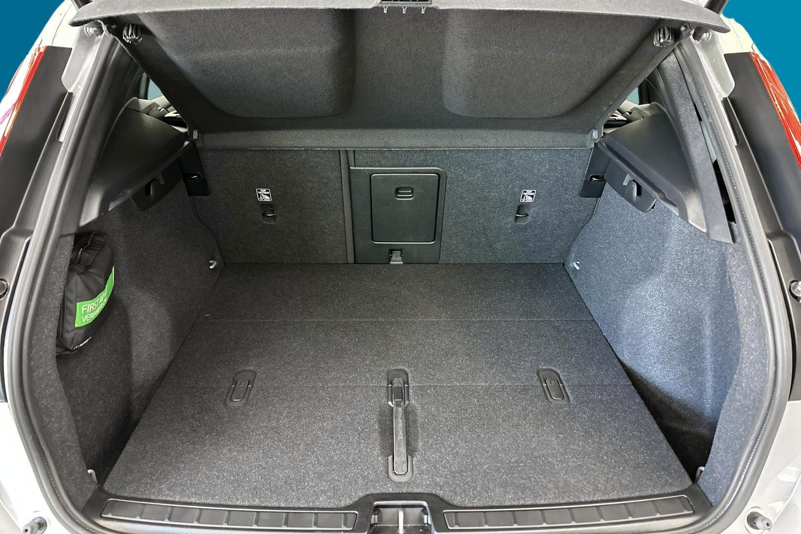 VOLVO XC40 2024