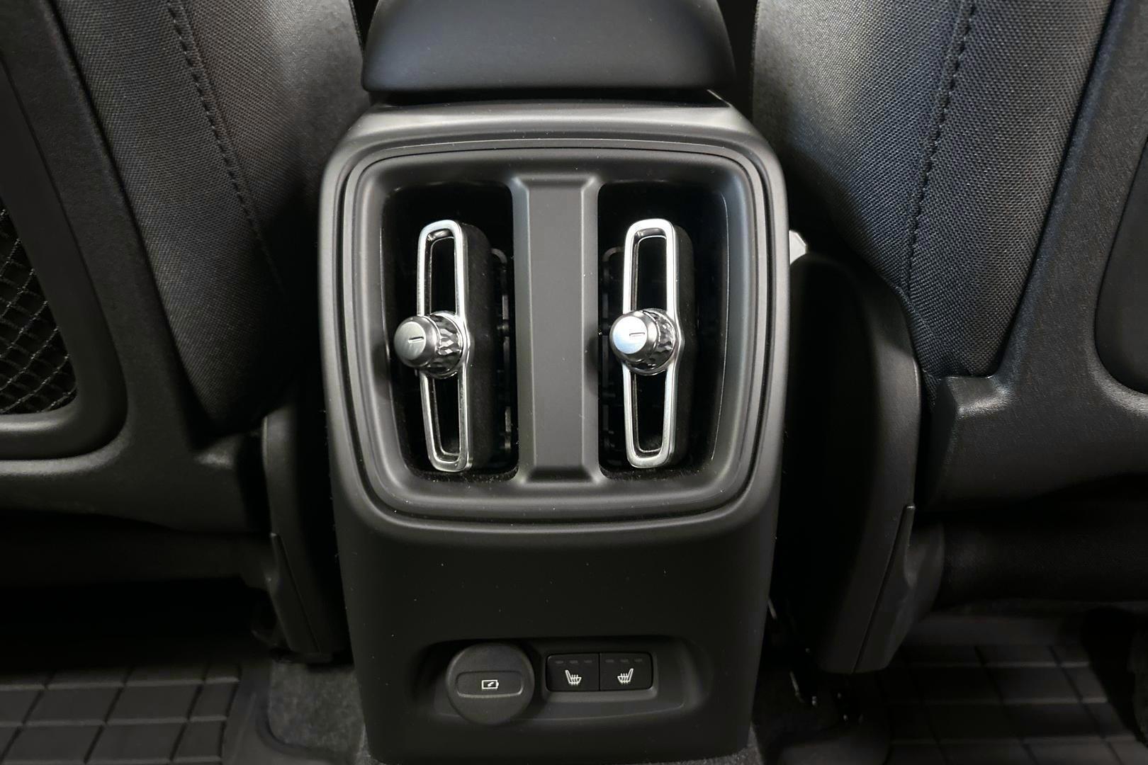 VOLVO XC40 2024