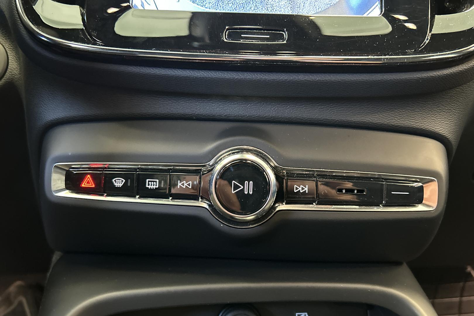 VOLVO XC40 2024