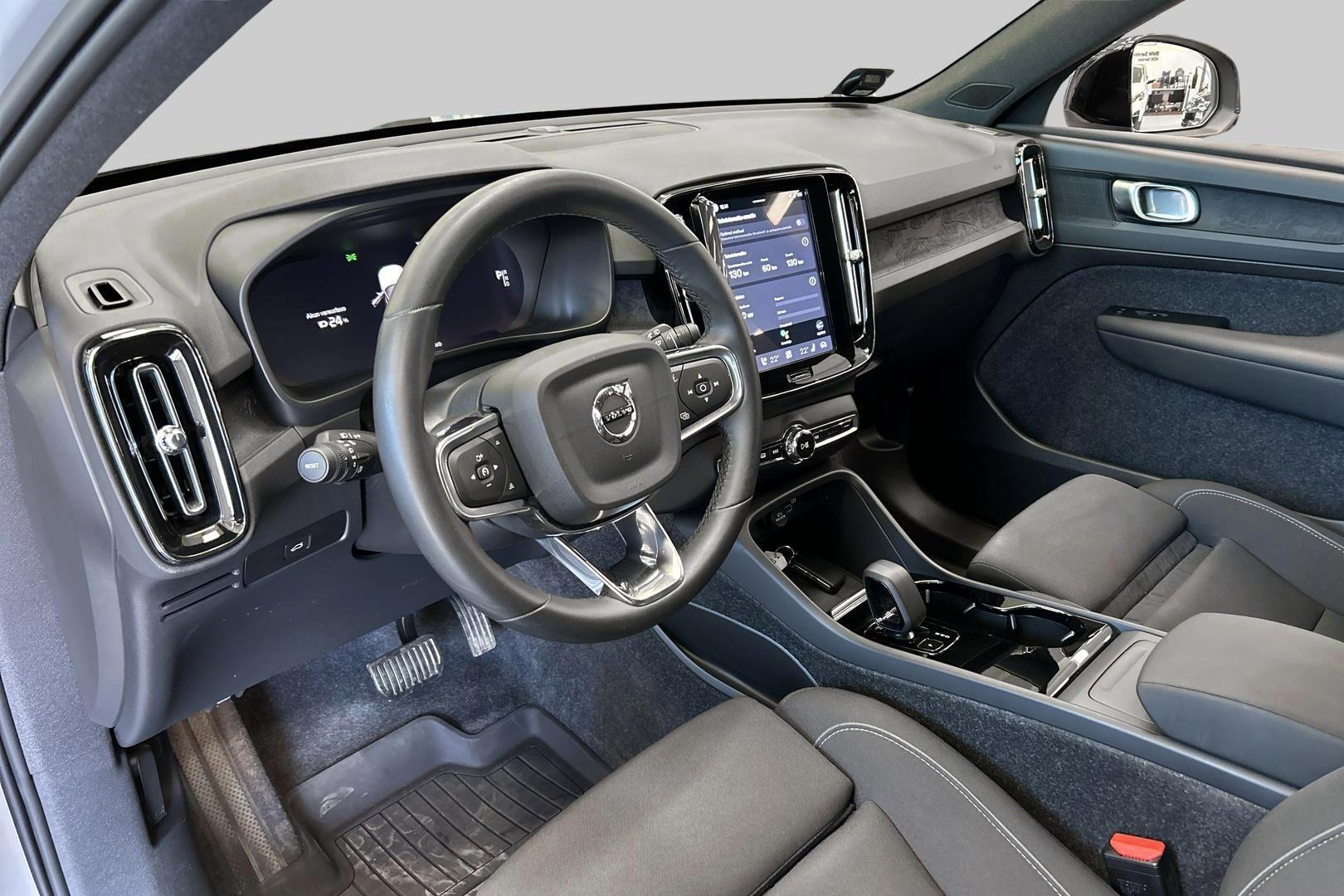 VOLVO XC40 2024