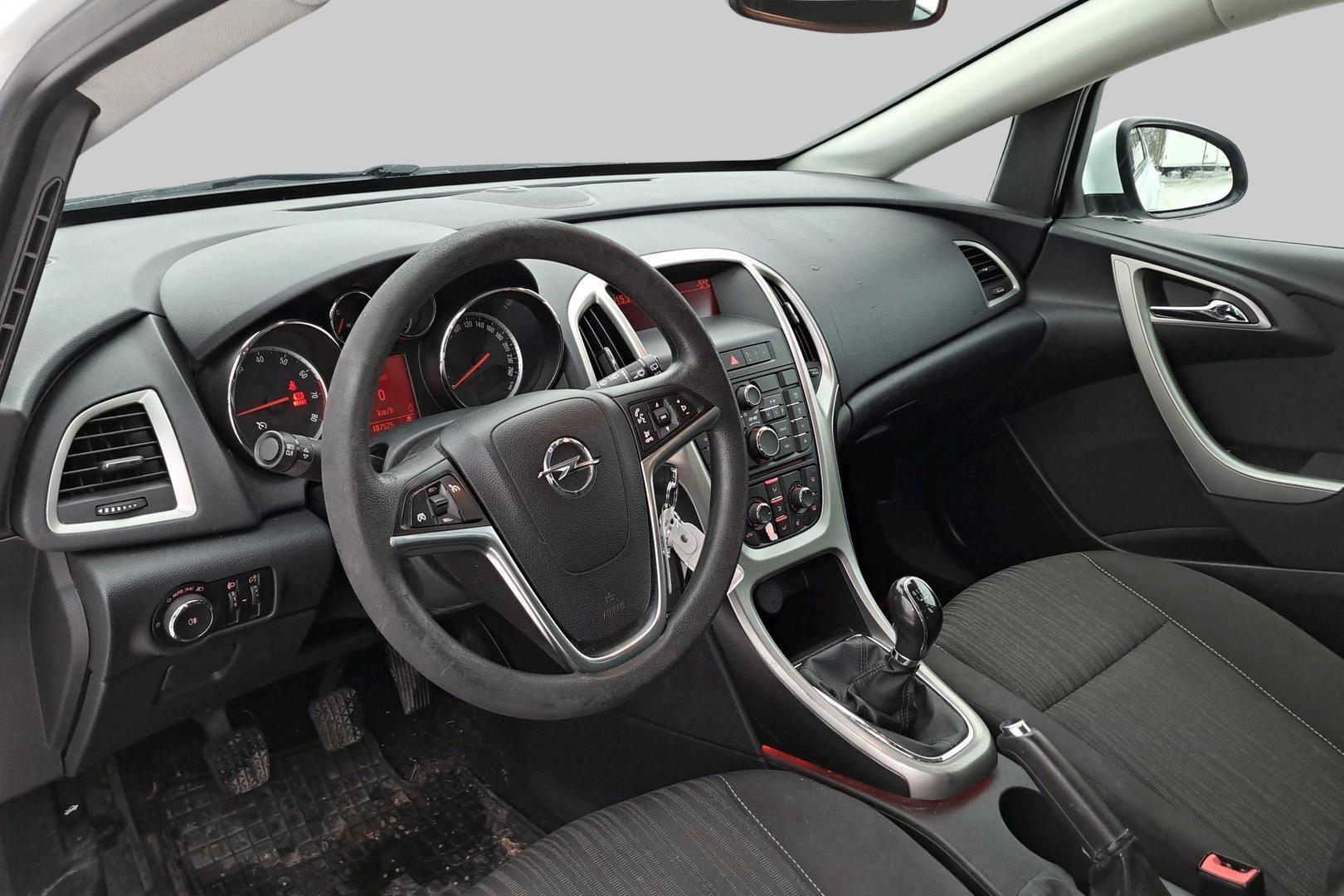 OPEL Astra 2011