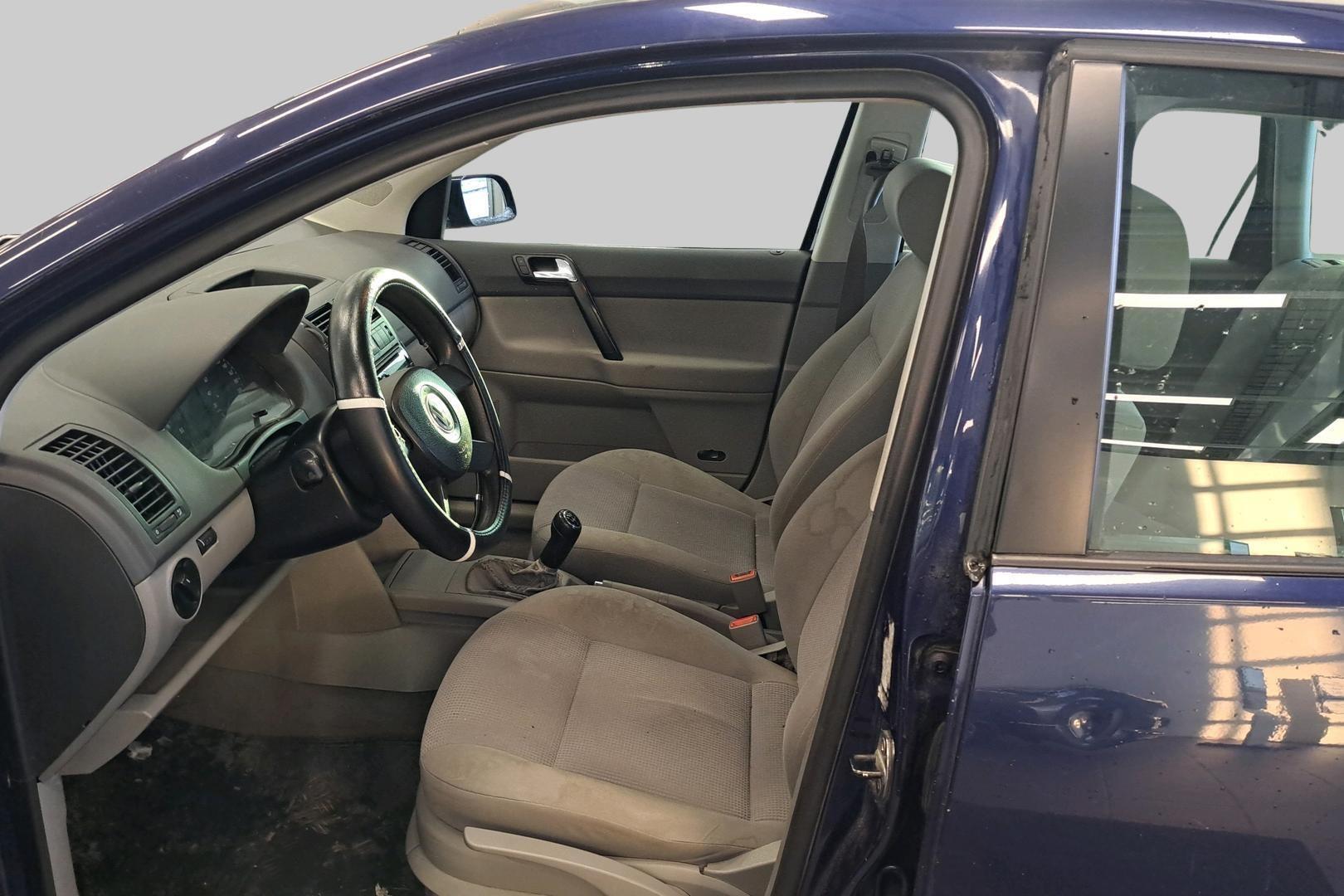 VOLKSWAGEN Polo 2004