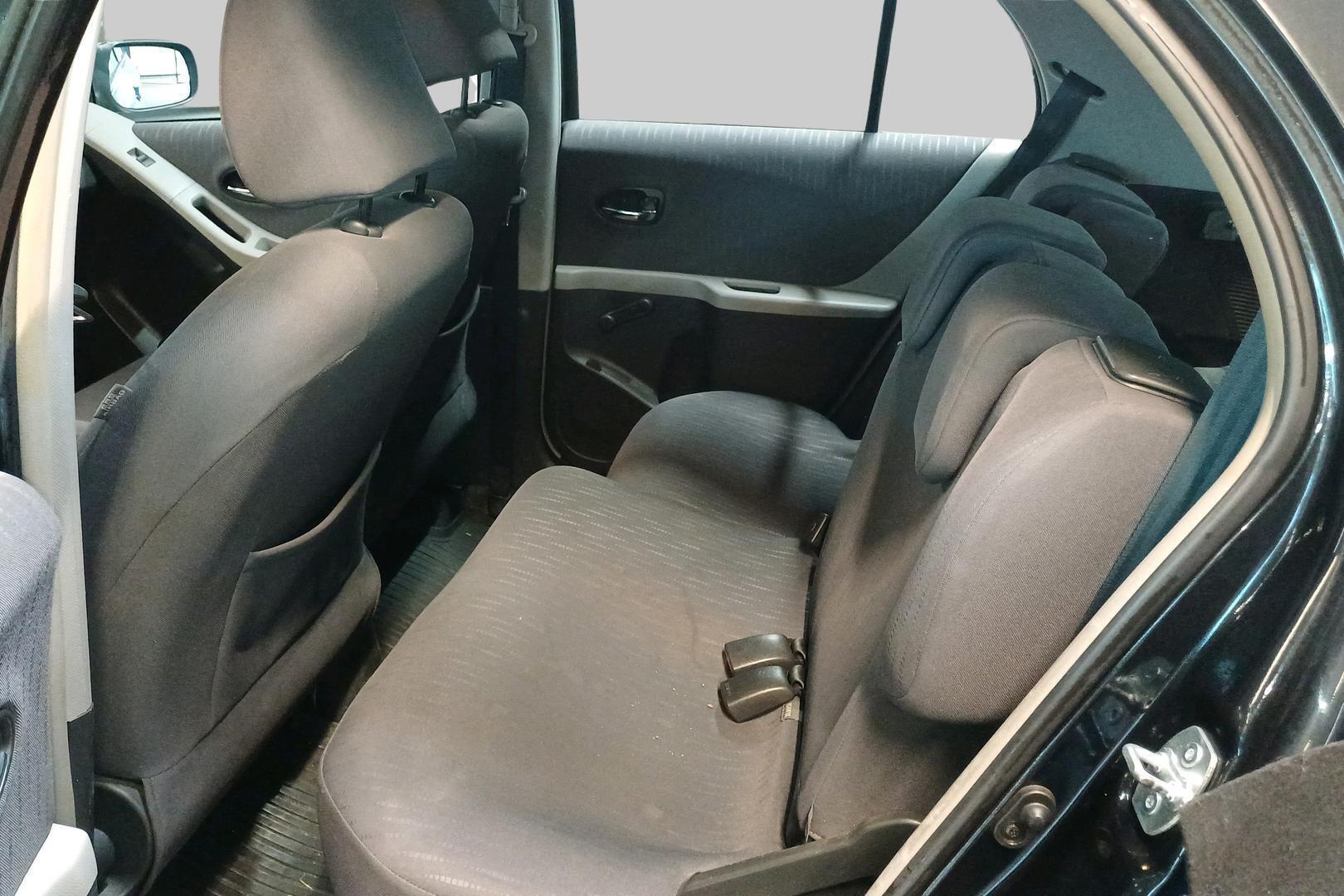 TOYOTA Yaris 2010