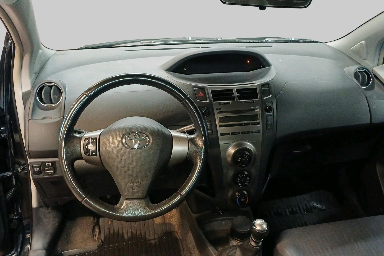 TOYOTA Yaris 2010