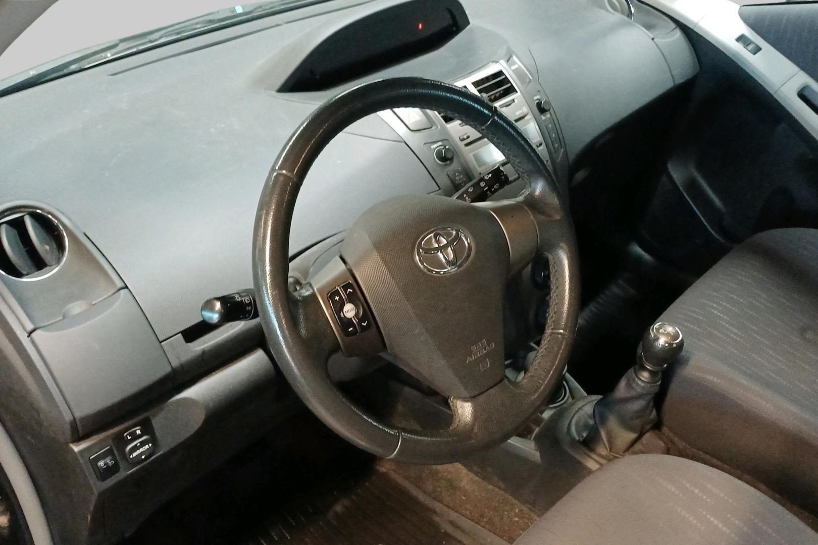 TOYOTA Yaris 2010