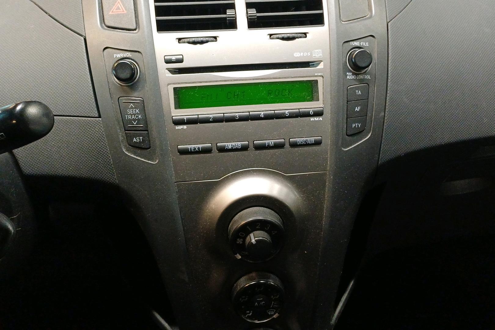 TOYOTA Yaris 2010
