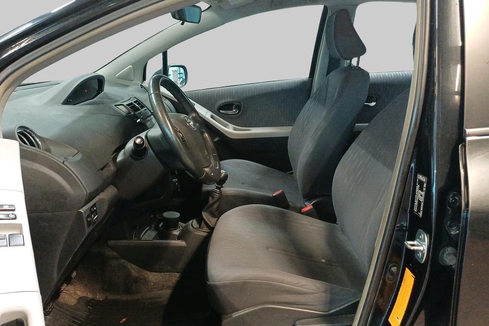TOYOTA Yaris 2010