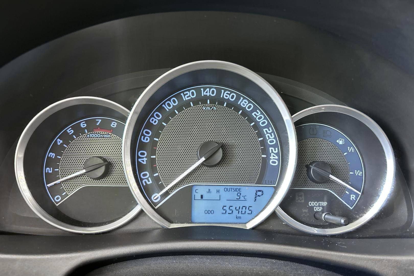 TOYOTA Auris 2015