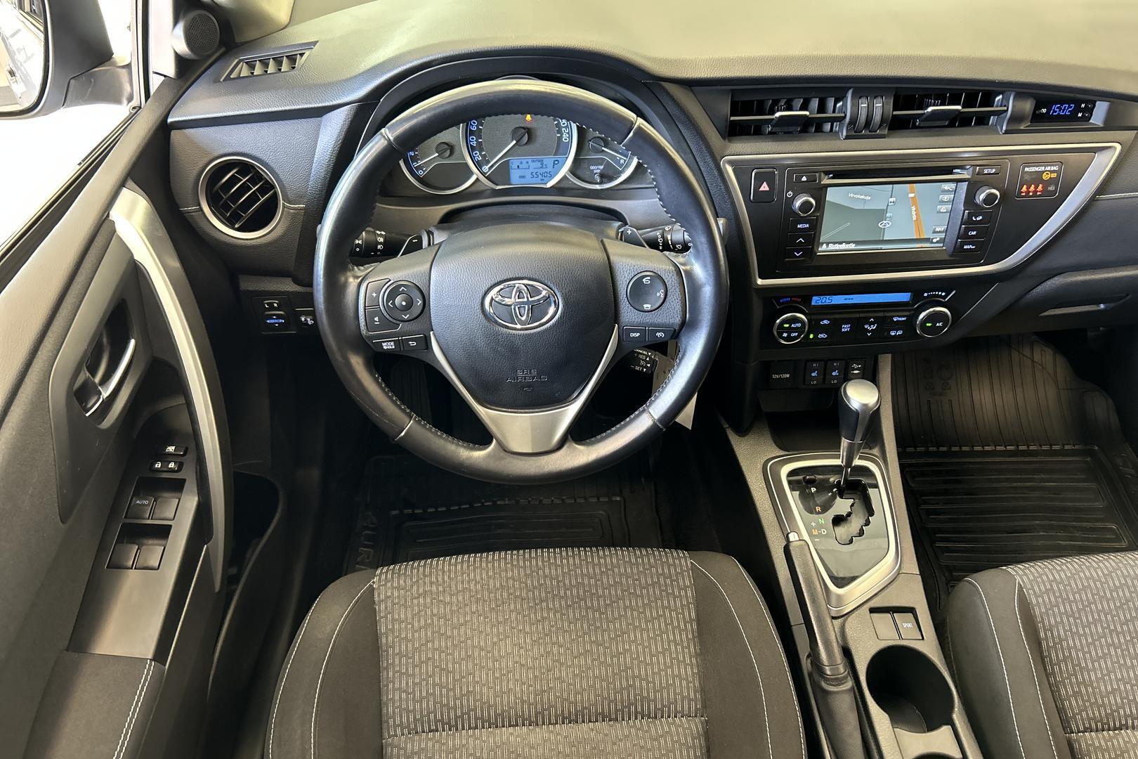 TOYOTA Auris 2015