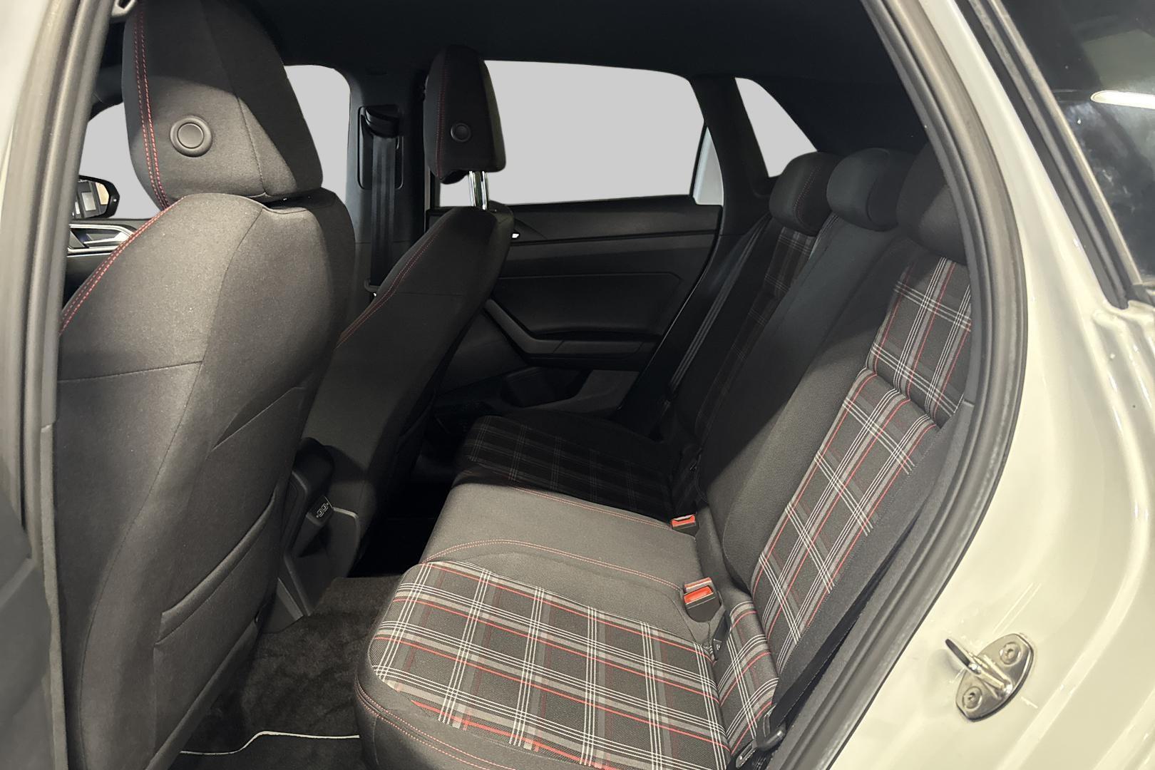 VOLKSWAGEN Polo 10