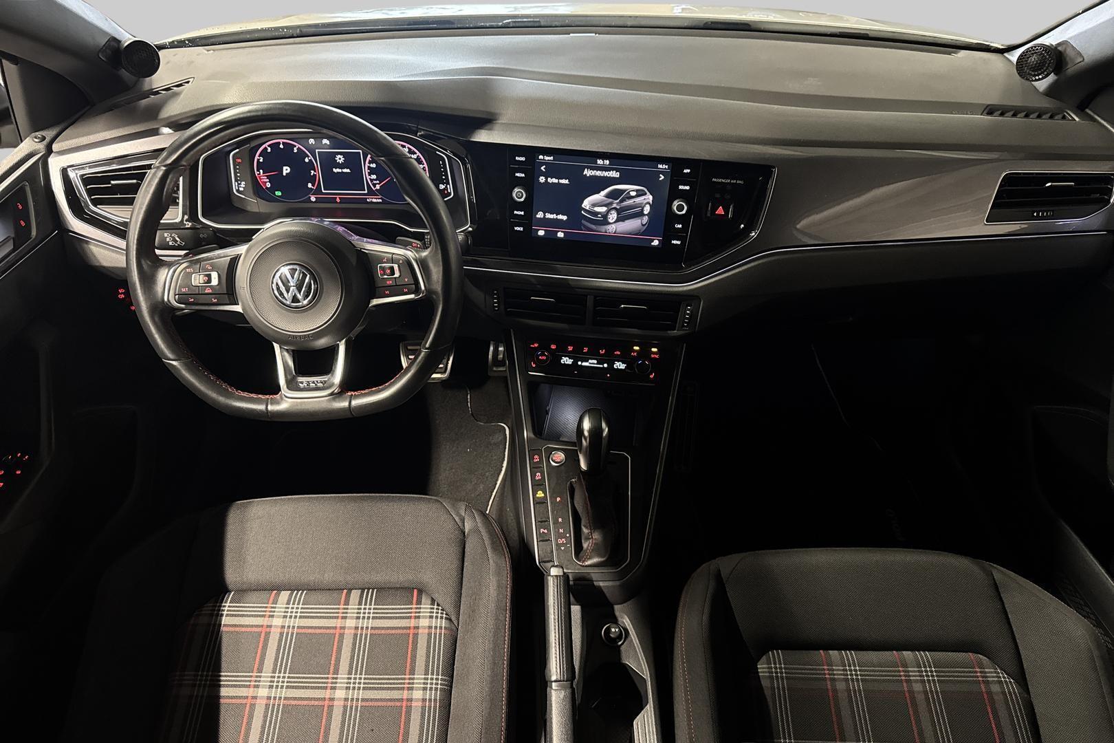 VOLKSWAGEN Polo 11