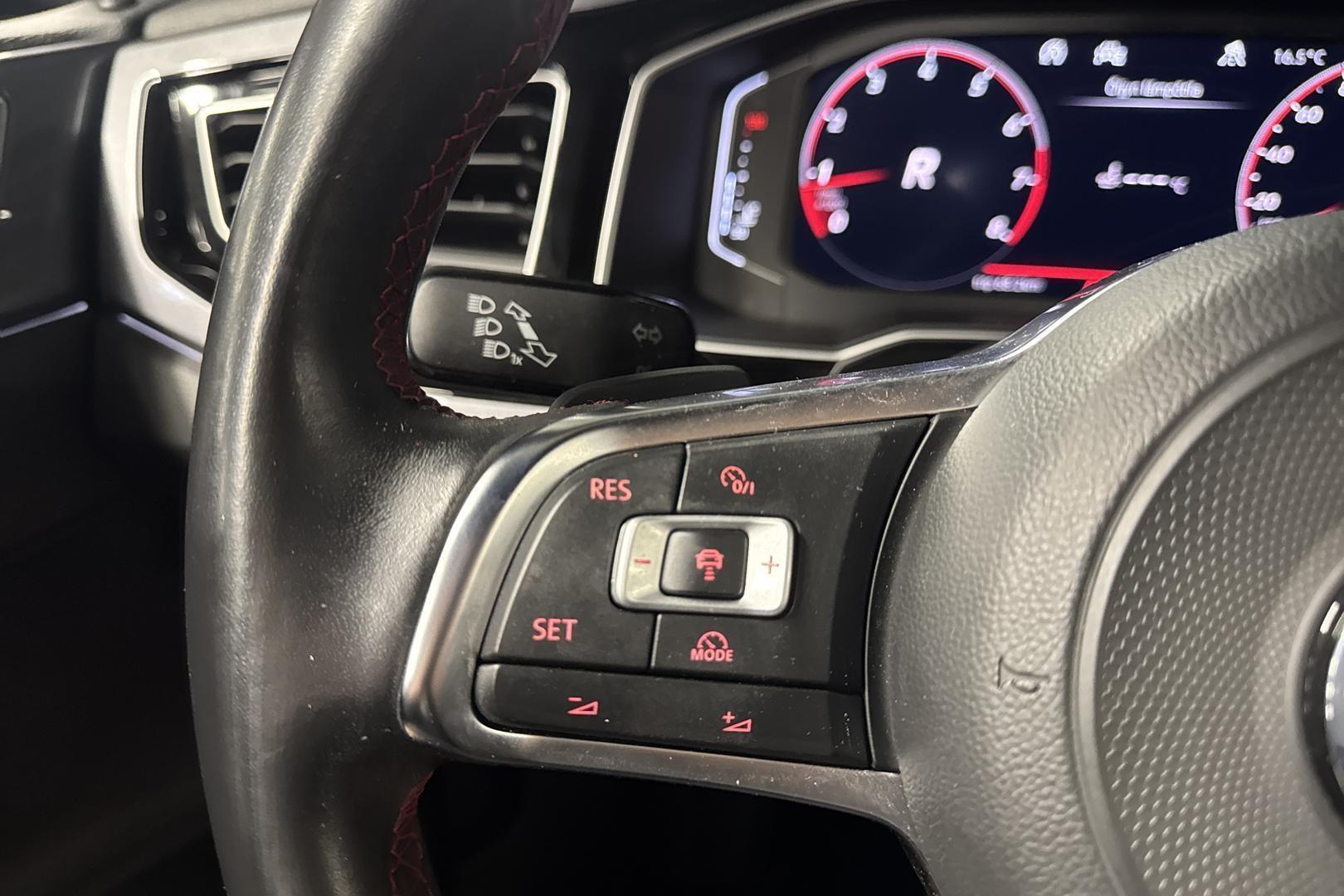 VOLKSWAGEN Polo 32