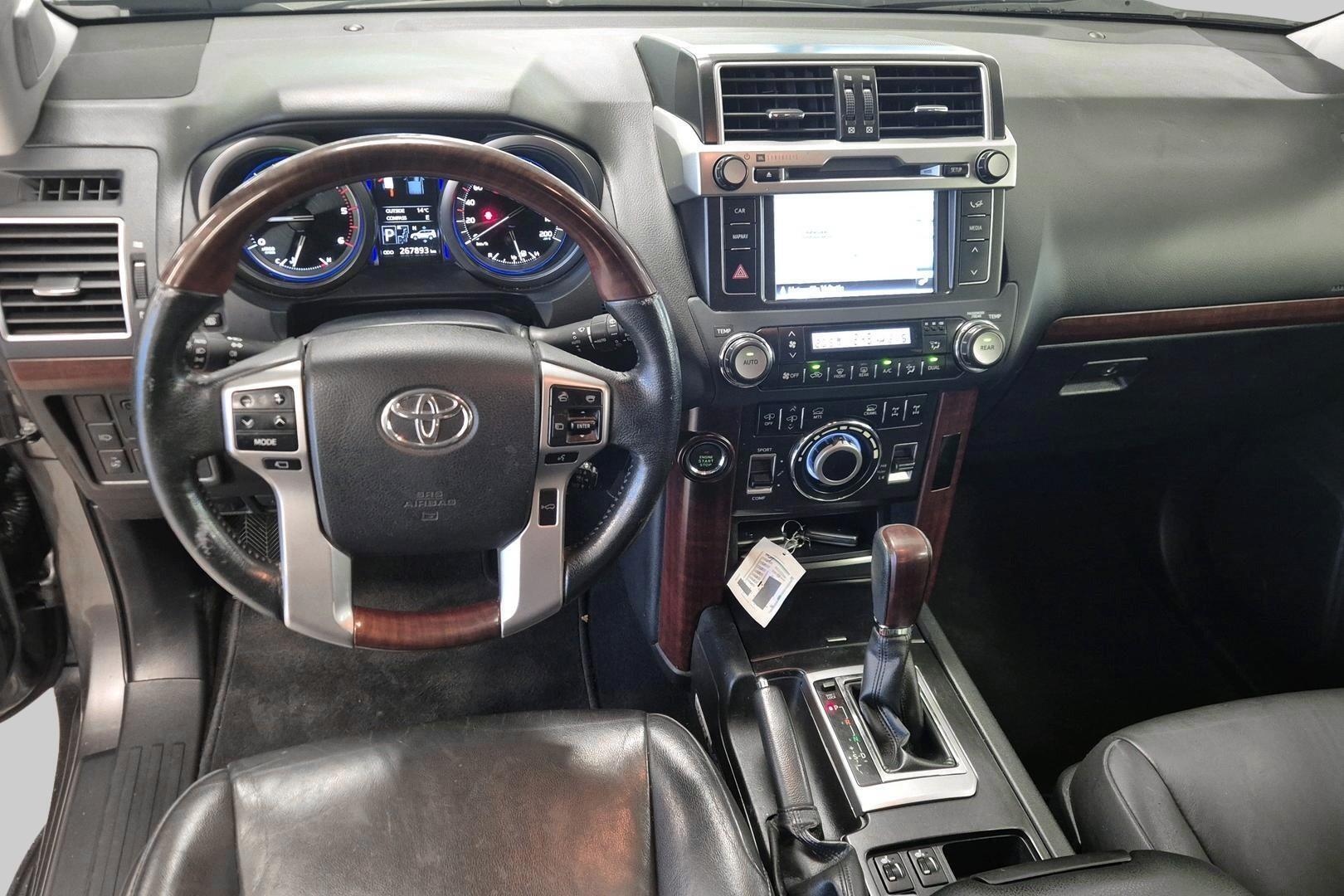 TOYOTA Land Cruiser 11