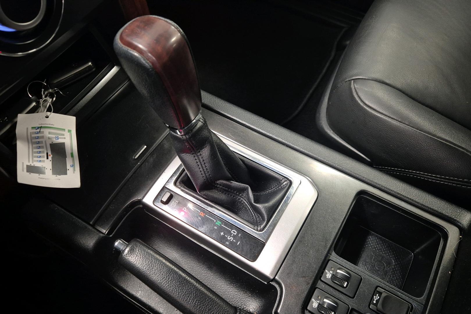 TOYOTA Land Cruiser 18