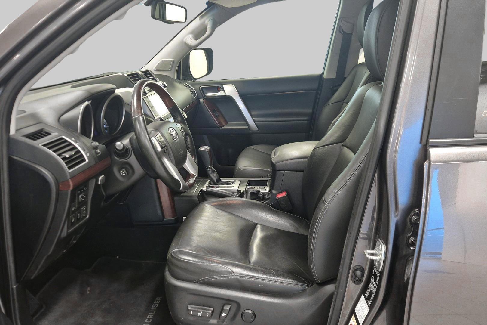 TOYOTA Land Cruiser 9