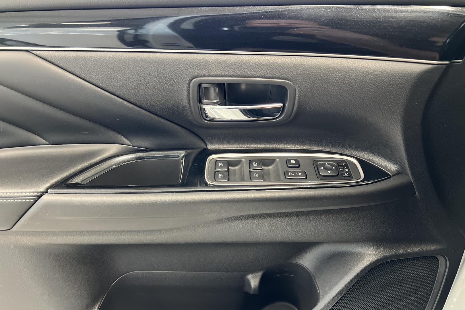 MITSUBISHI Outlander PHEV 2020
