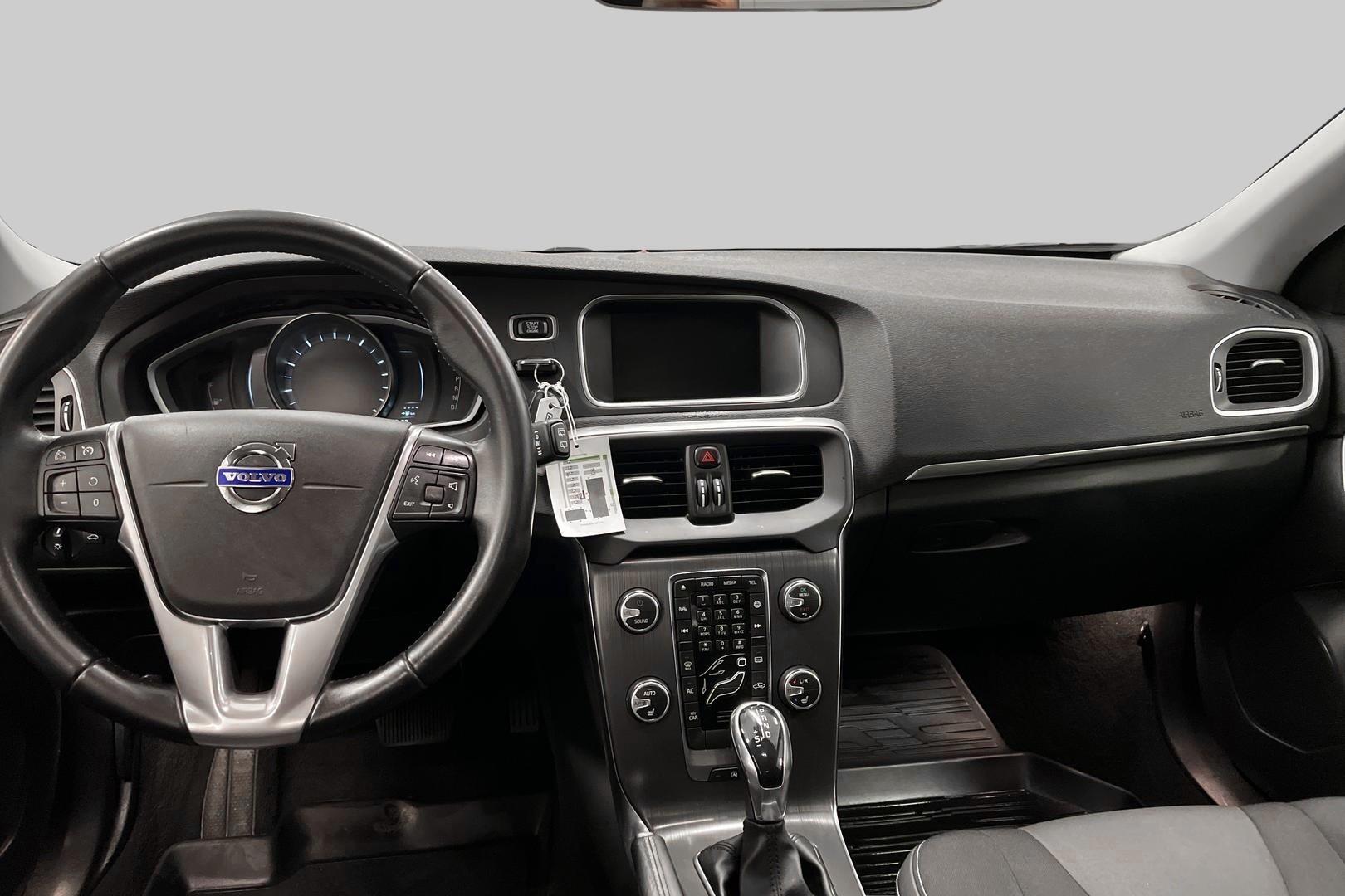 VOLVO V40 2015